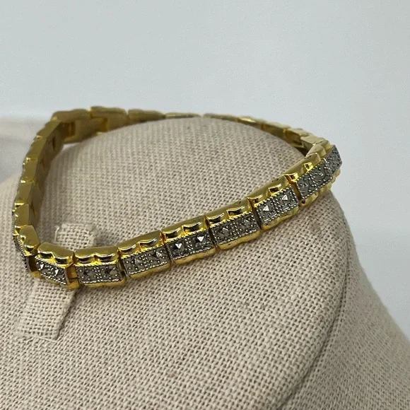 Vintage Gold Tone Bracelet with Intricate Detailing - Picture 9 of 16